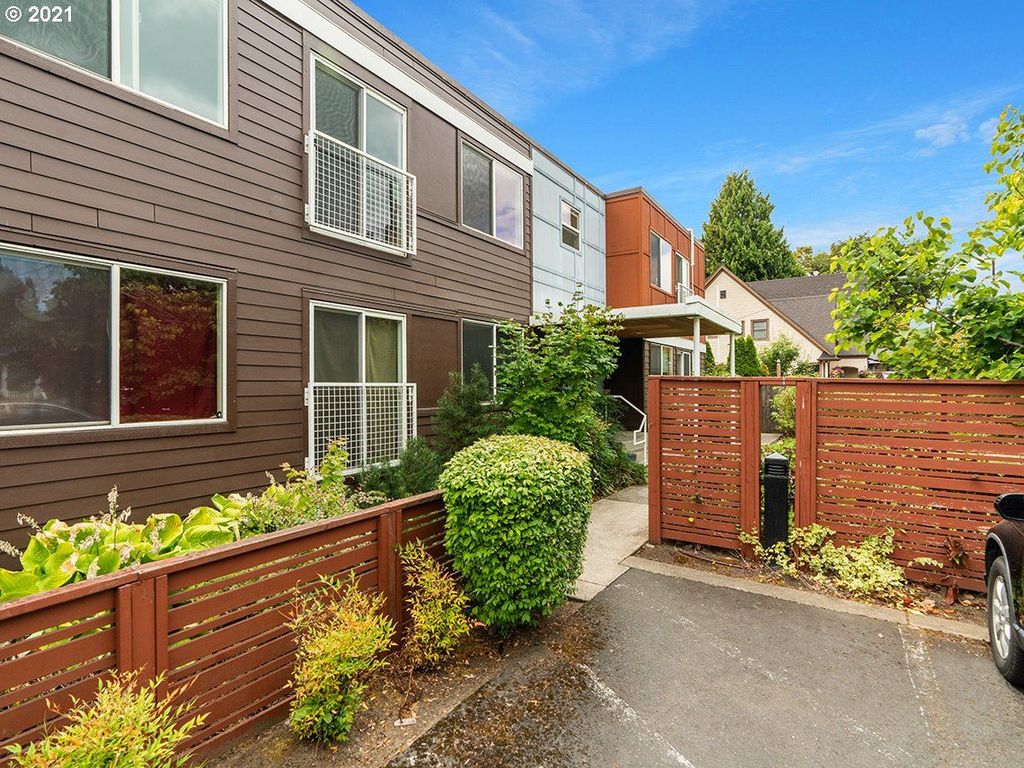 3866 SE Taylor St #205, Portland, OR 97214