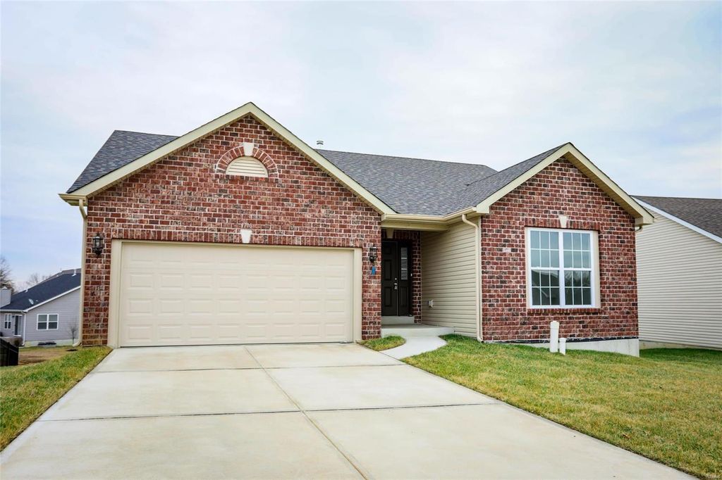 1008 Westlake Village Dr, Pacific, MO 3 Bed, 2 Bath SingleFamily