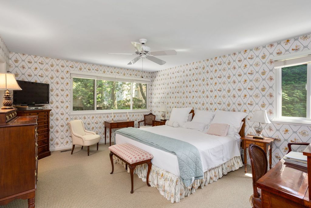 522 W Lyon Farm Dr, Greenwich, CT 2 Bed, 3 Bath Condo 19 Photos