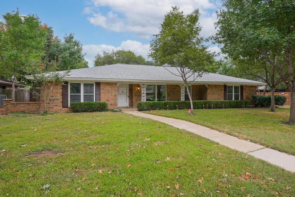1131 Grove Dr, Lewisville, TX 75077