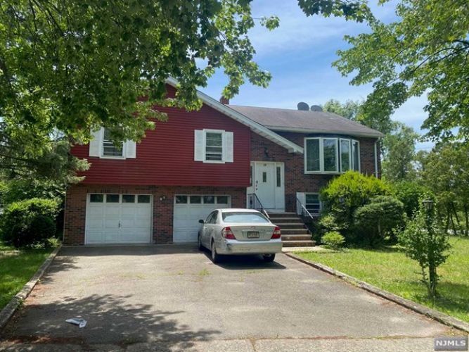 10 Ray Ave, Leonia, NJ 07605
