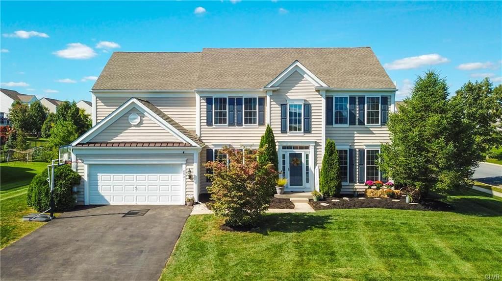 8921 Ash Ln, Breinigsville, PA 18031