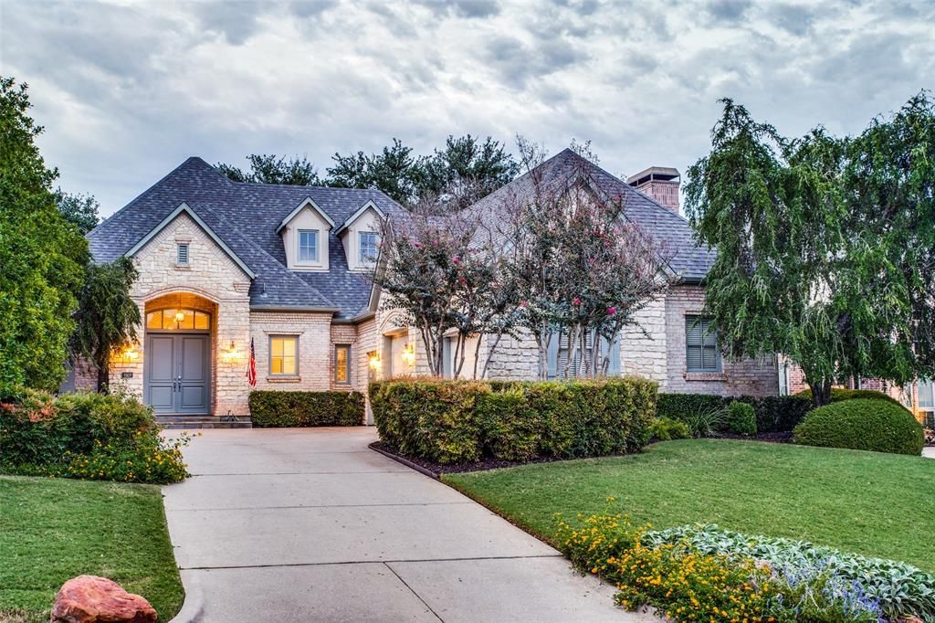 8926 Guernsey Ln, Dallas, TX 75220