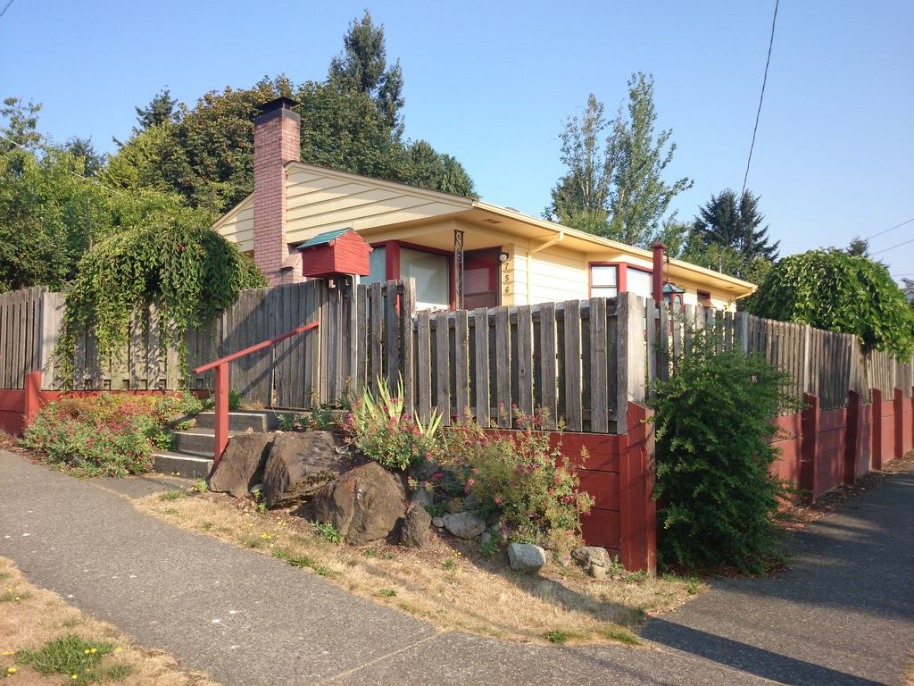 756 N 88th St, Seattle, WA 98103