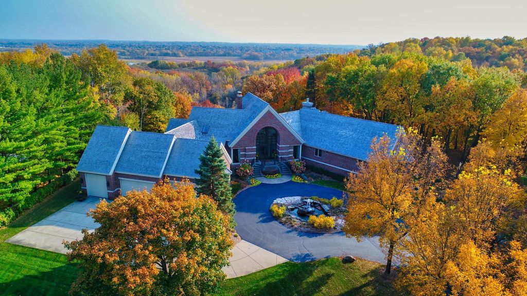 9980 Deerbrook Dr, Chanhassen, MN 55317