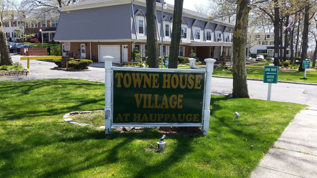 812 Towne House Village, Islandia, NY 1 Bed, 1 Bath Condo 9 Photos
