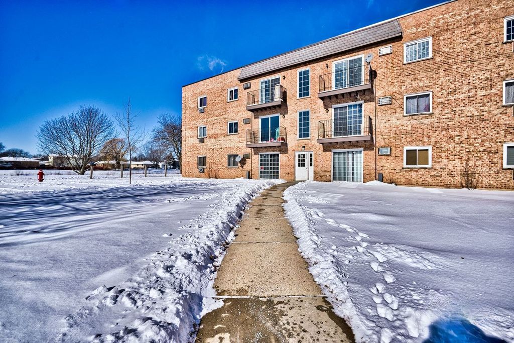 159 W Elk Trl #357, Carol Stream, IL 60188