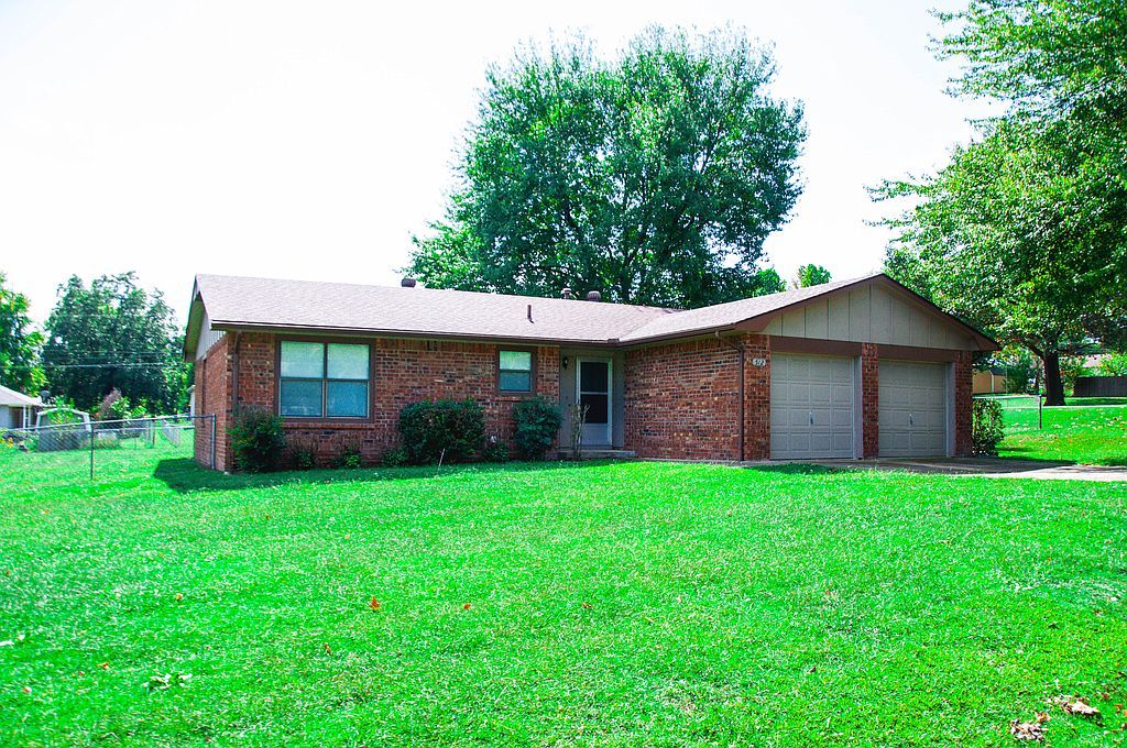 512 W 5th St, Grove, OK 74344