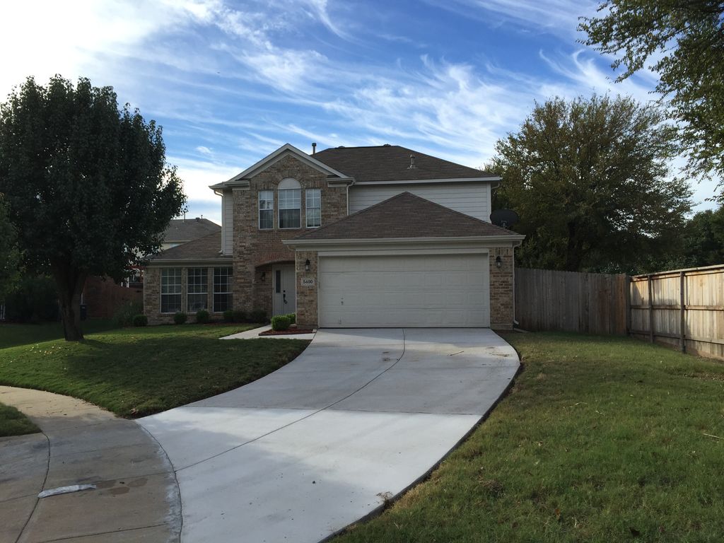 5400 Crater Lake Dr, Fort Worth, TX 76137