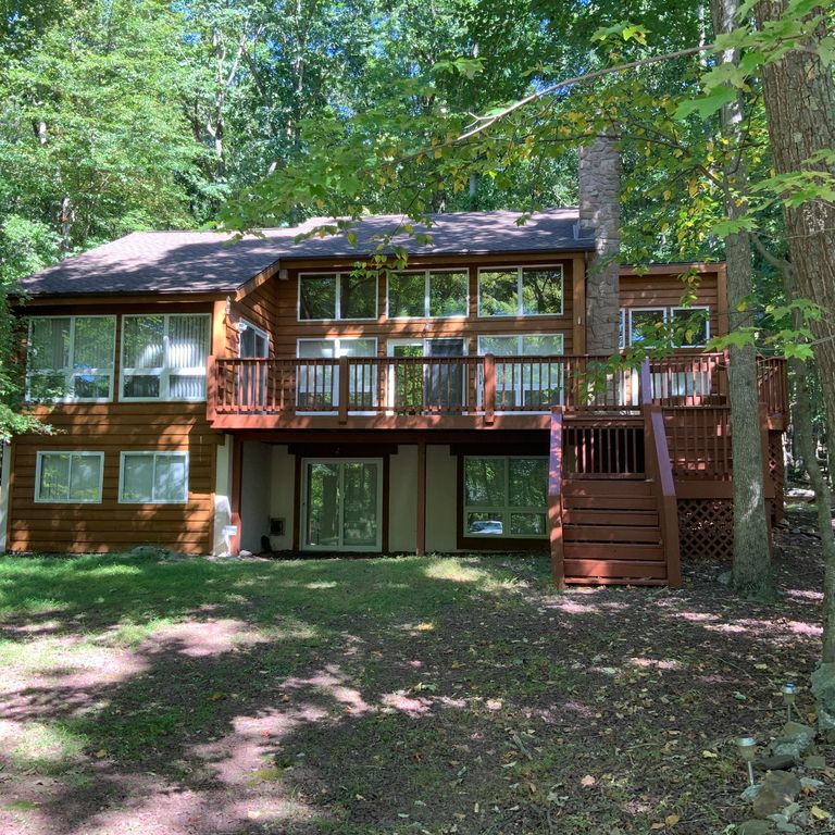 393 W Lake Valley Dr, Hazleton, PA 18202