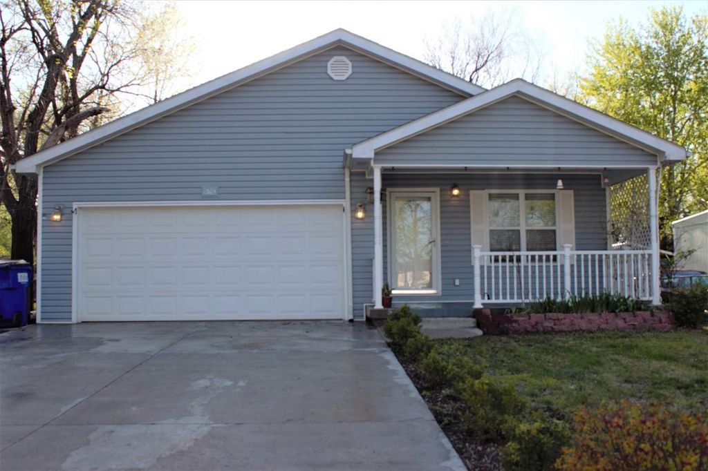 1304 N Eisenhower Dr, Junction City, KS 66441 5 Bed, 2