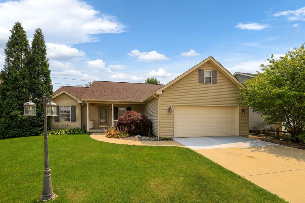 309 Trefoil, Savoy, IL 61874