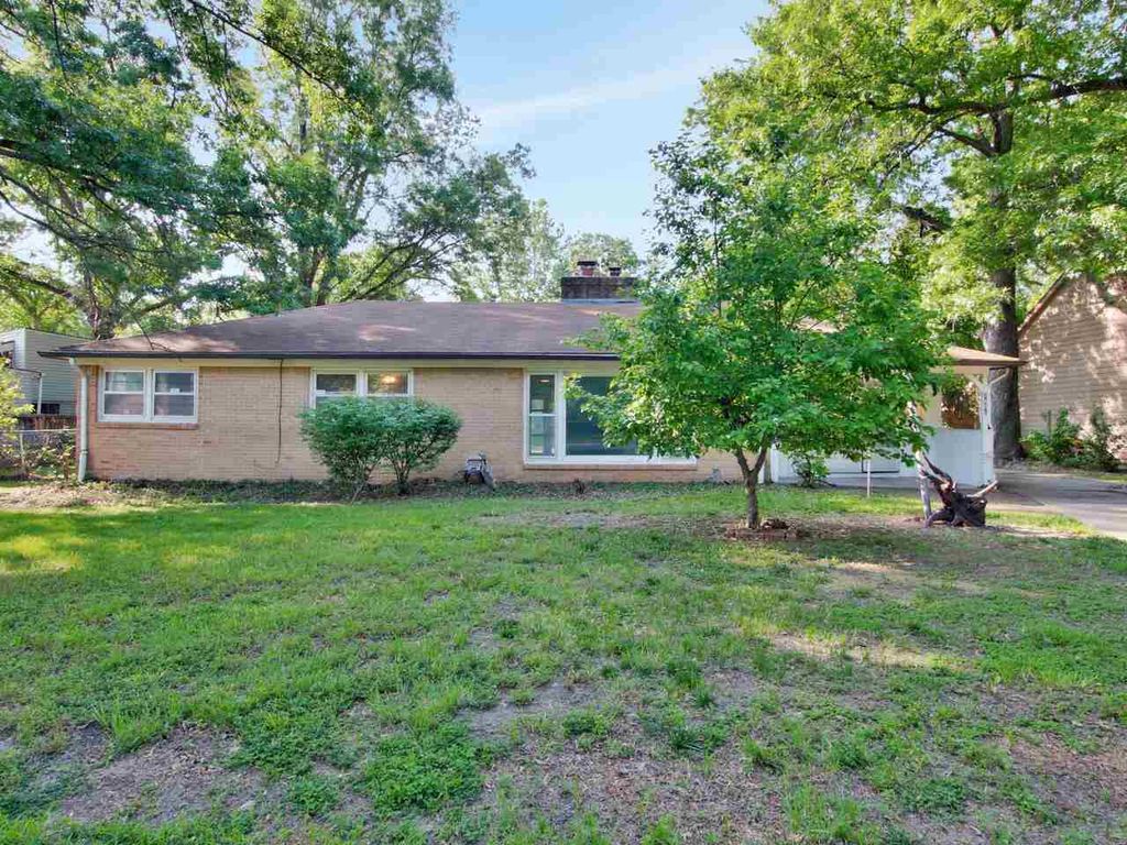 2601 E Clover Ln, Wichita, KS 67216