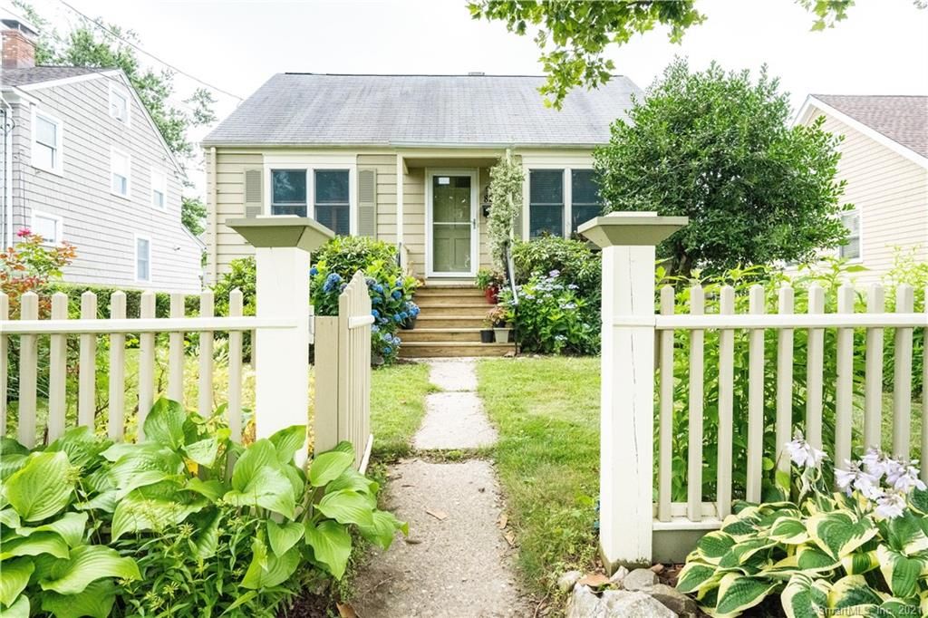 827 Riverside Dr, Fairfield, CT 06824
