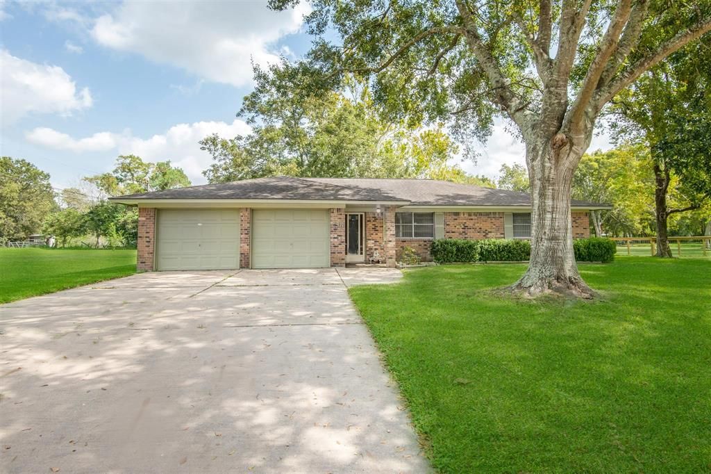849 S Anderson St, Angleton, TX 77515
