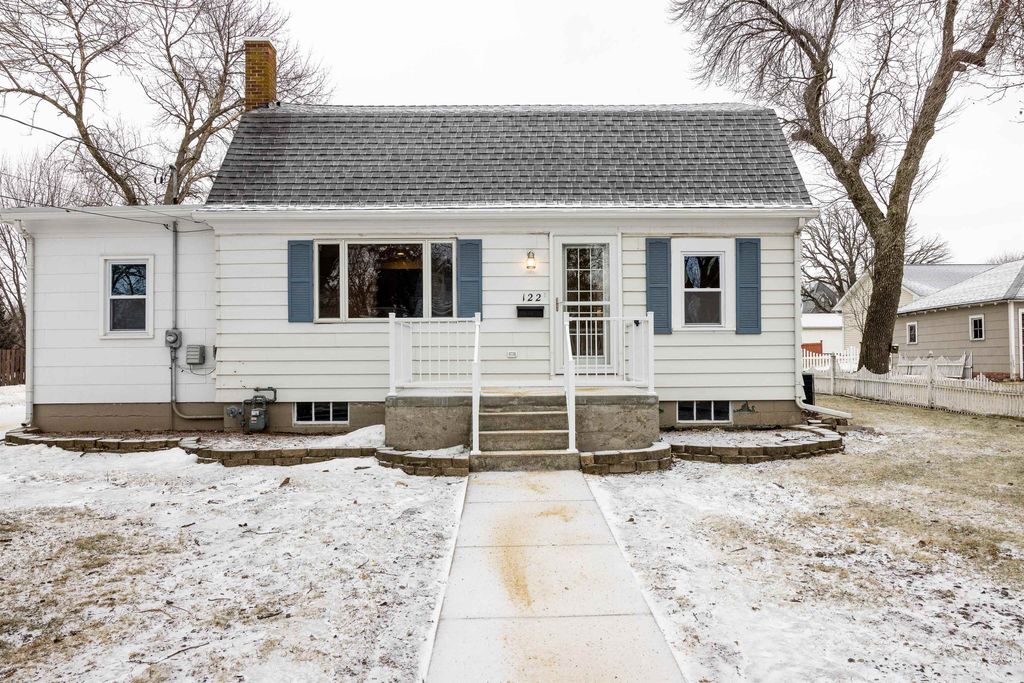 122 8th St NW, Dyersville, IA 52040