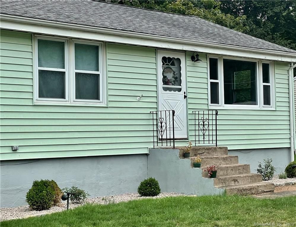 21 Brookfield Rd, East Haven, CT 06512