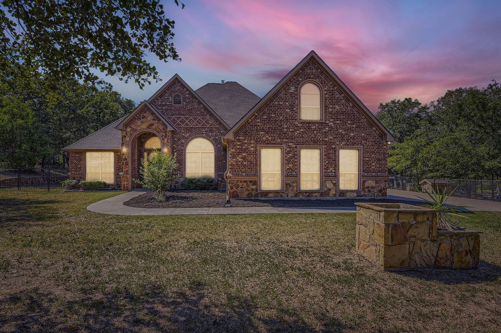 224 S Natural Springs Ln, Azle, TX 76020 SingleFamily Home for Sale