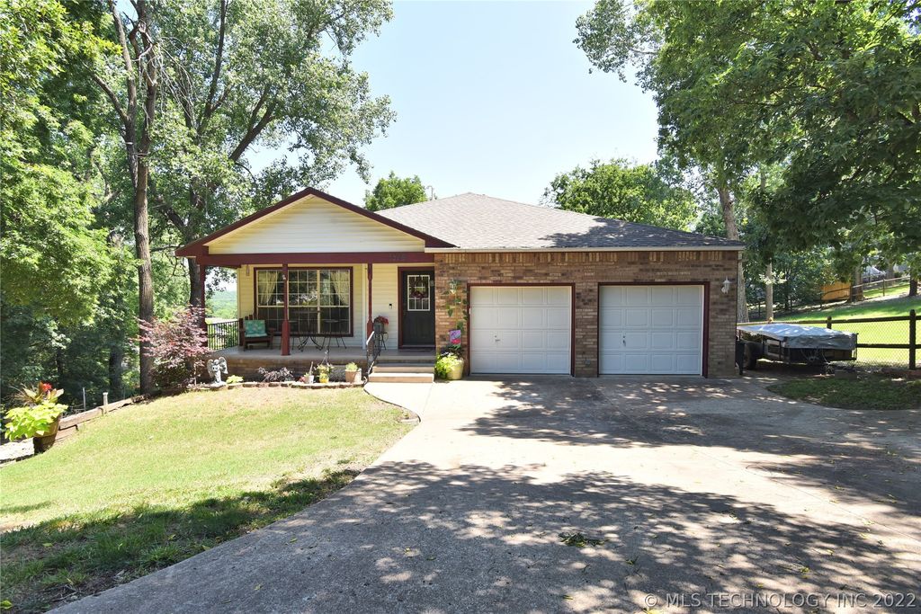 1349 Forest Ln, Catoosa, OK 74015