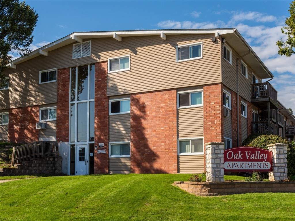1140 E 37th St, Davenport, IA 52807