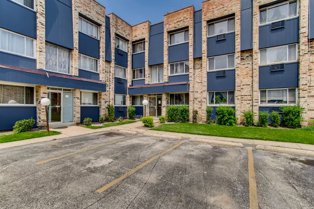 8655 1/2 W Foster Ave #2B, Chicago, IL 60656
