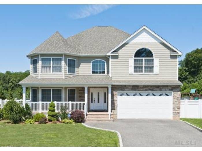 31 Dale Dr, Farmingdale, NY 11735