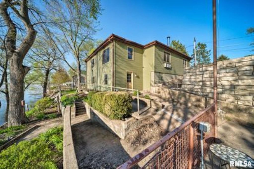 5536-5536C Riverview Circle Dr, Thomson, IL 61285