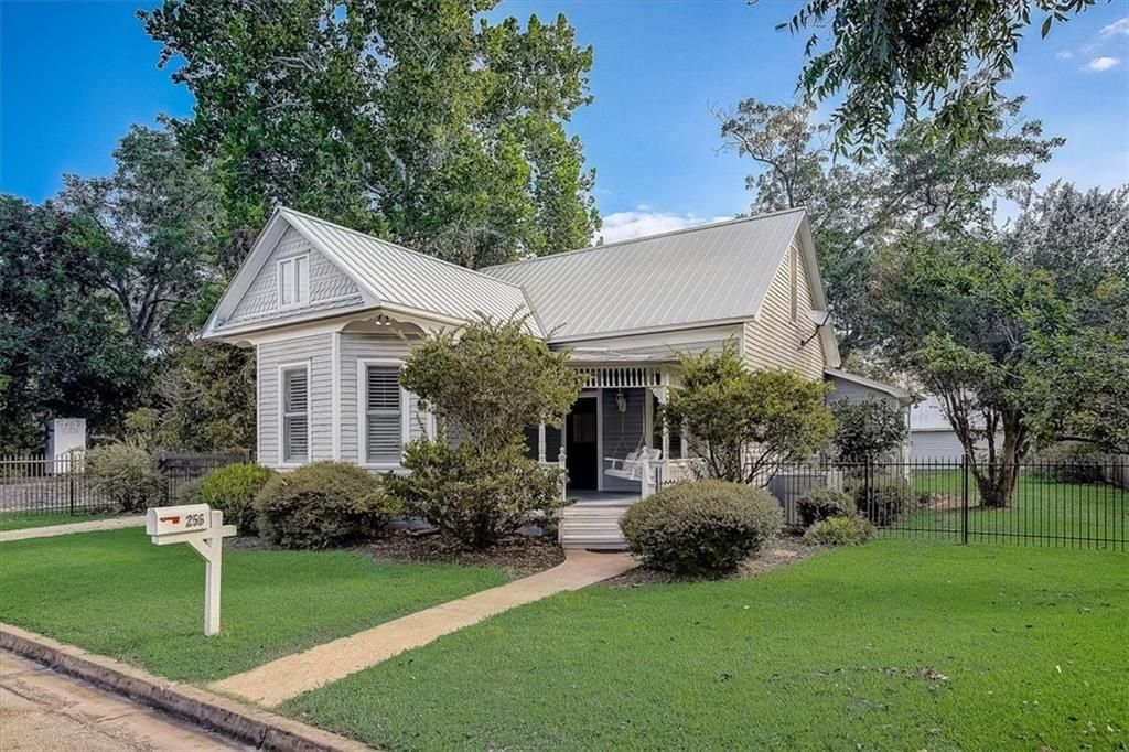 256 N Monroe St, La Grange, TX 78945