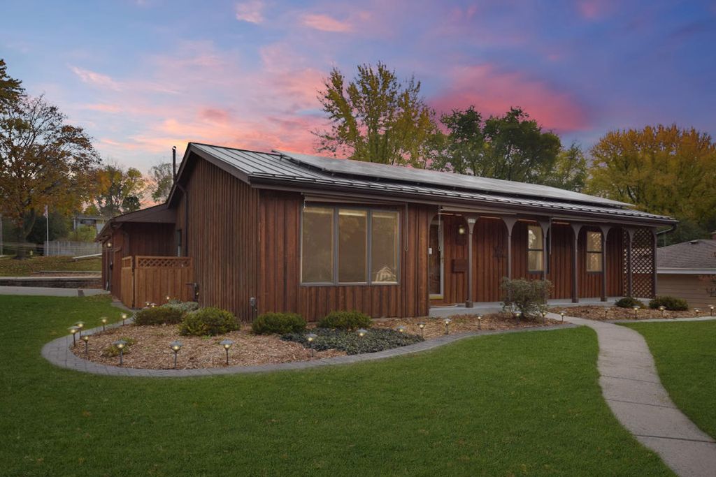 2135 Parkfield Dr, West Bend, WI 53090