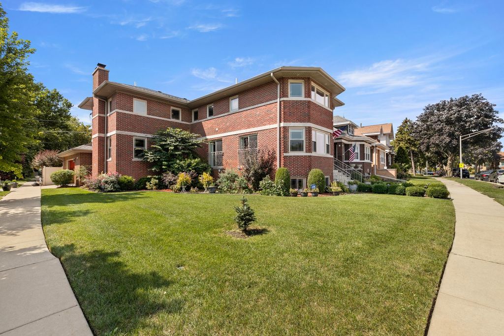 7905 W Cressett Dr, Elmwood Park, IL 60707
