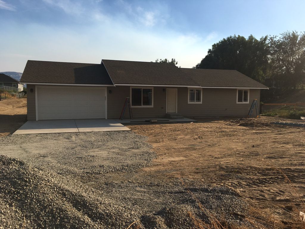 3250 1st St SE, East Wenatchee, WA 3 Bed, 2 Bath Single