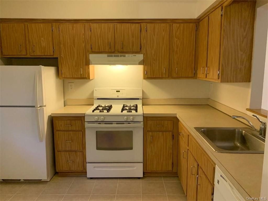 85 N Middletown Rd #B6, Nanuet, NY 10954