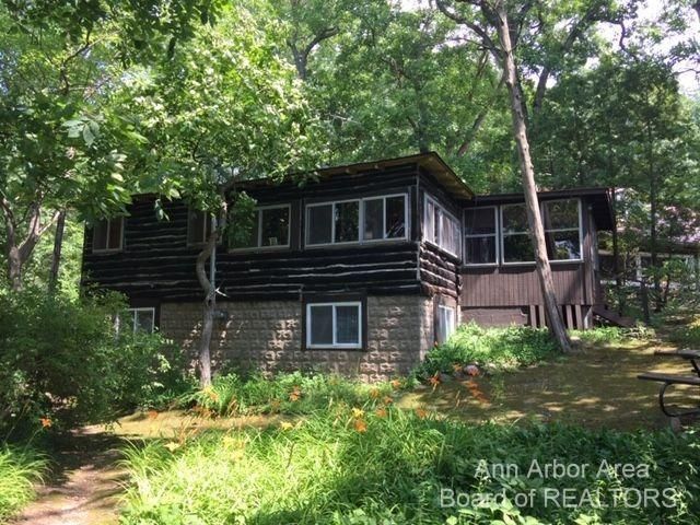 9395 Lakeview Dr, Pinckney, MI 48169