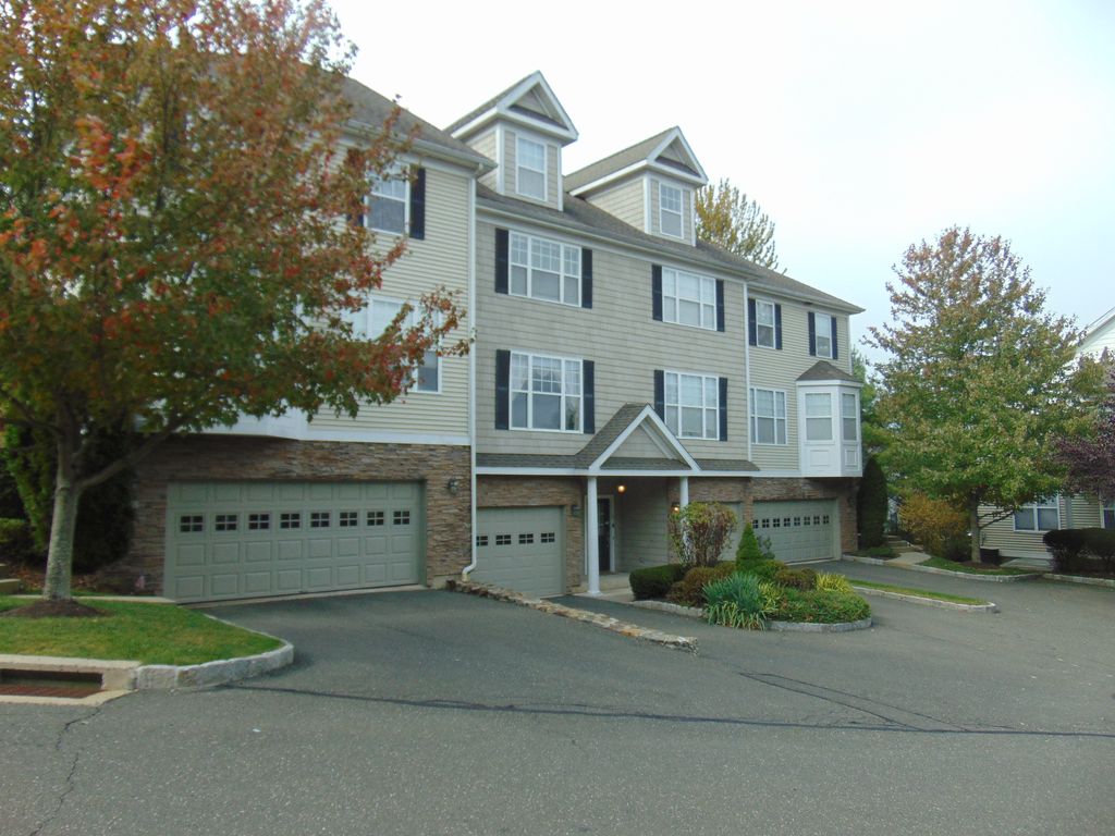 41 Woodcrest Ln, Danbury, CT 06810