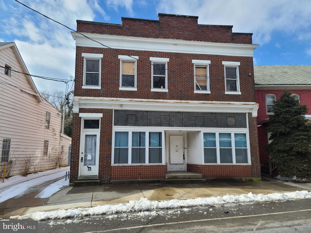 645 Pennsylvania Ave, Hagerstown, MD 21740 6 Bed, 2 Bath Single