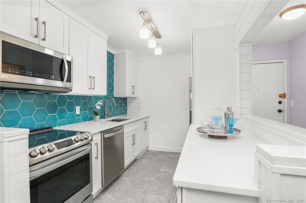 34 Crescent St #2I, Stamford, CT 06906