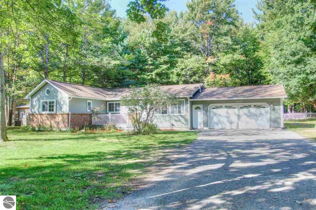 3619 Forest Lakes Dr, Traverse City, MI 49696