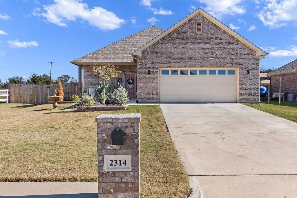 2314 Springhill Ct, Mineral Wells, TX 76067