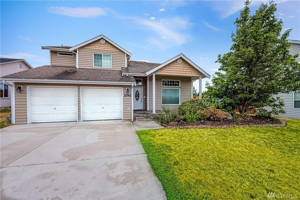 1041 NW 14th Way, Oak Harbor, WA 98277