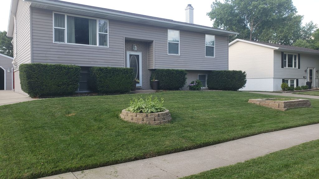 1348 Eisenhower Rd, Hiawatha, IA 52233