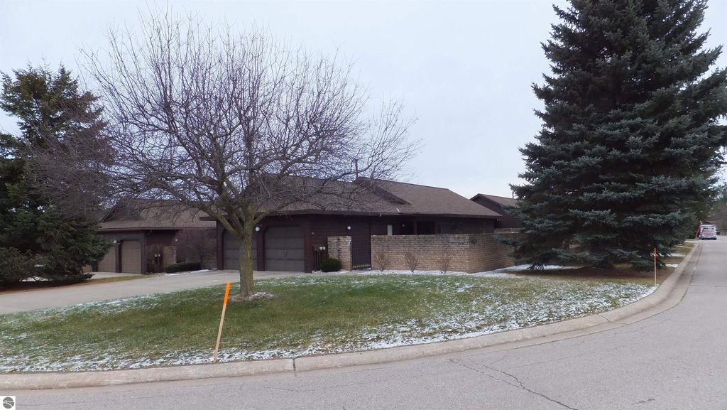 2128 Hammond Pl W, Traverse City, MI 49686