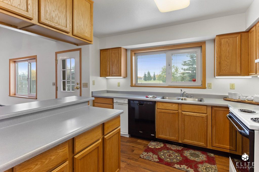663 Kodiak St, Eielson Afb, AK 99702