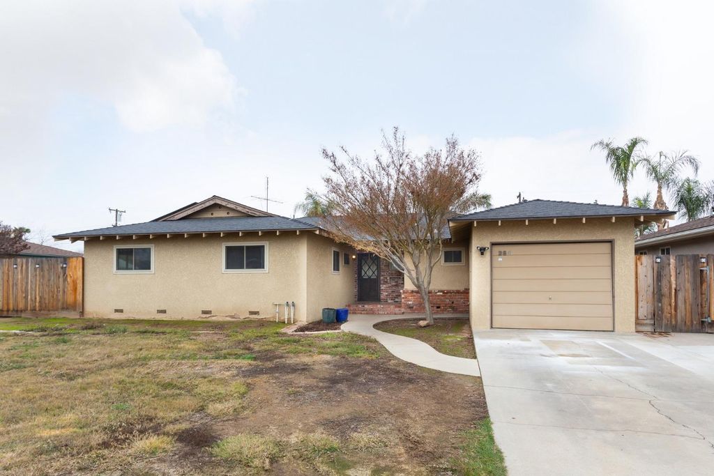 286 W  Sycamore Ave, Reedley, CA 93654