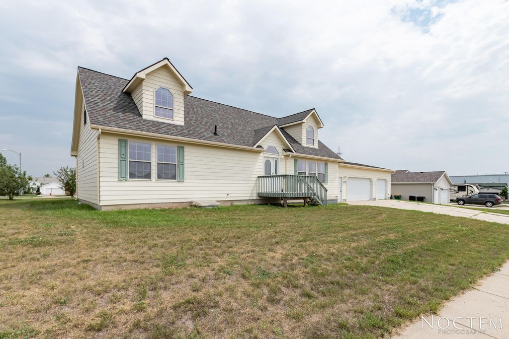 3279 Bethany Loop, Bismarck, ND 58503