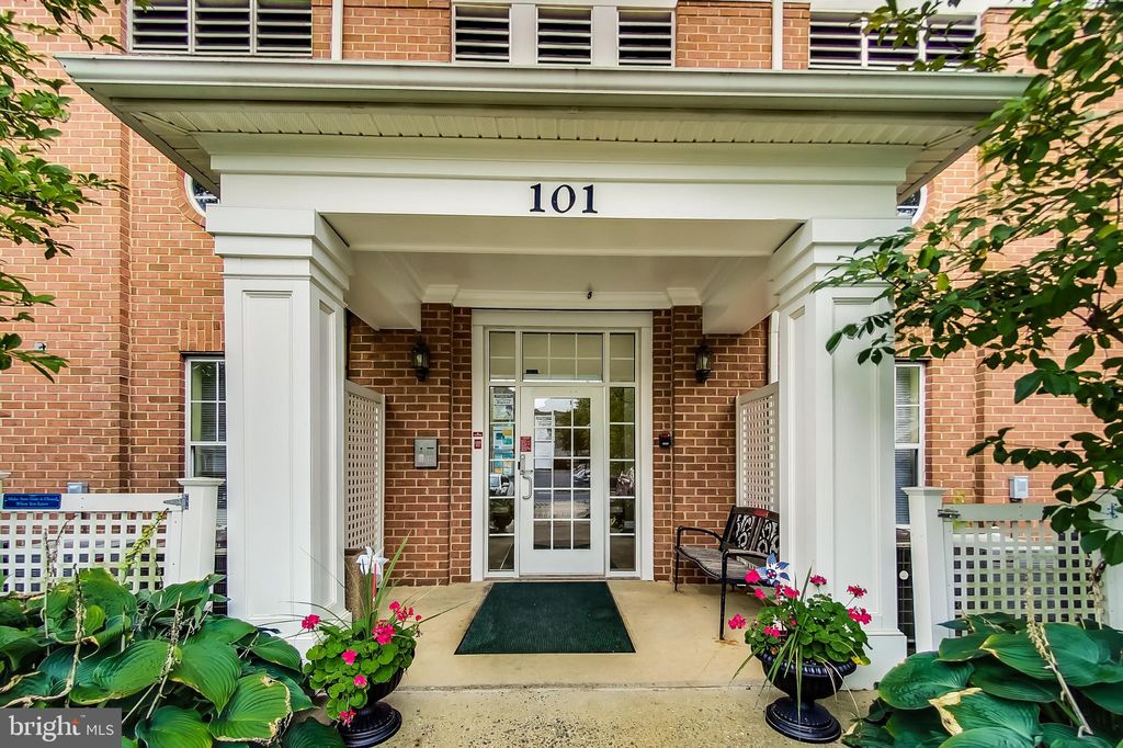 101 Watkins Pond Blvd #4-104, Rockville, MD 20850