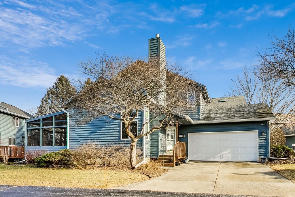 325 Sand Creek Dr, Chesterton, IN 46304