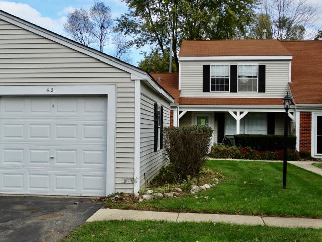 42 Silver Tree Cir, Cary, IL 60013