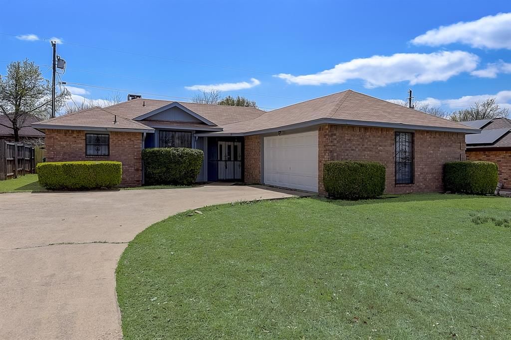 721 Hillside Dr, Cedar Hill, TX 75104