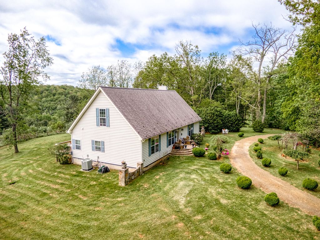 626 Ivy Dr NE, Floyd, VA 24091
