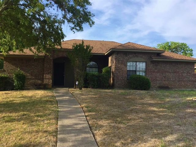 945 Worthington Dr, Desoto, TX 75115